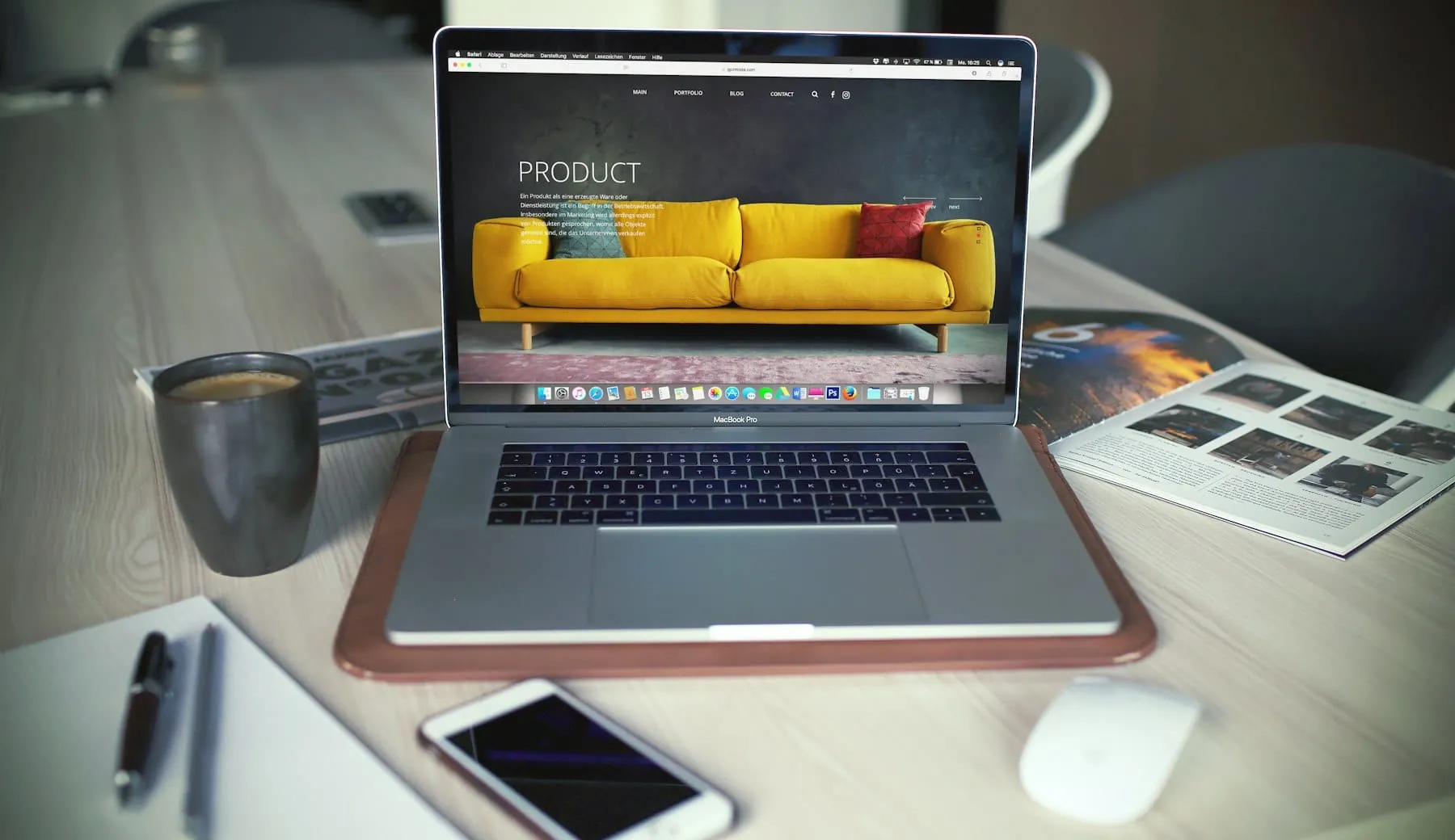 صفحهی فروشگاه اینترنتی روی نمایشگر